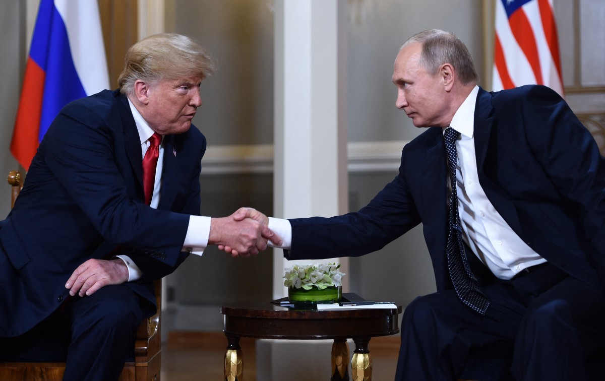 Líderes europeus pedem ação firme contra Rússia antes de cúpula Trump-Putin Os presidentes Donald Trump (esq.) e Vladimir Putin se cumprimentam antes de reunião em Helsinque (Foto: Brendan Smialowski / AFP)