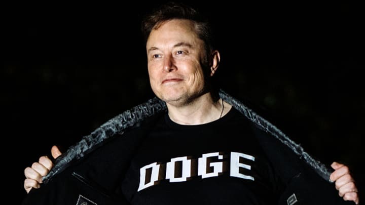 Ações da Tesla caem 7% após Elon Musk anunciar lançamento de partido político Conselheiro Sênior da Casa Branca Elon Musk caminha em direção à Casa Branca após pousar no Marine One no gramado sul com o presidente dos EUA Donald Trump (não retratado) em 9 de março de 2025 em Washington, DC. (Foto: Samuel Corum | Getty Images News)