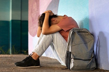 Sofrer bullying foi consistentemente associado à evolução de ansiedade, depressão e agressividade, entre outros distúrbios comportamentais e de saúde mental; cometer bullying também (Foto: Freepik)