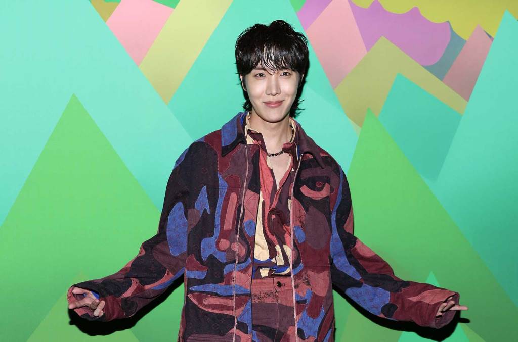 j-hope faz aparição surpresa no segundo dia da turnê mundial da BLACKPINK j-hope do BTS participou da segunda noite da turnê WORLD TOUR DEADLINE do BLACKPINK, conforme capturado em vídeos compartilhados pela Billboard Korea. (Foto: Billboard Korea)