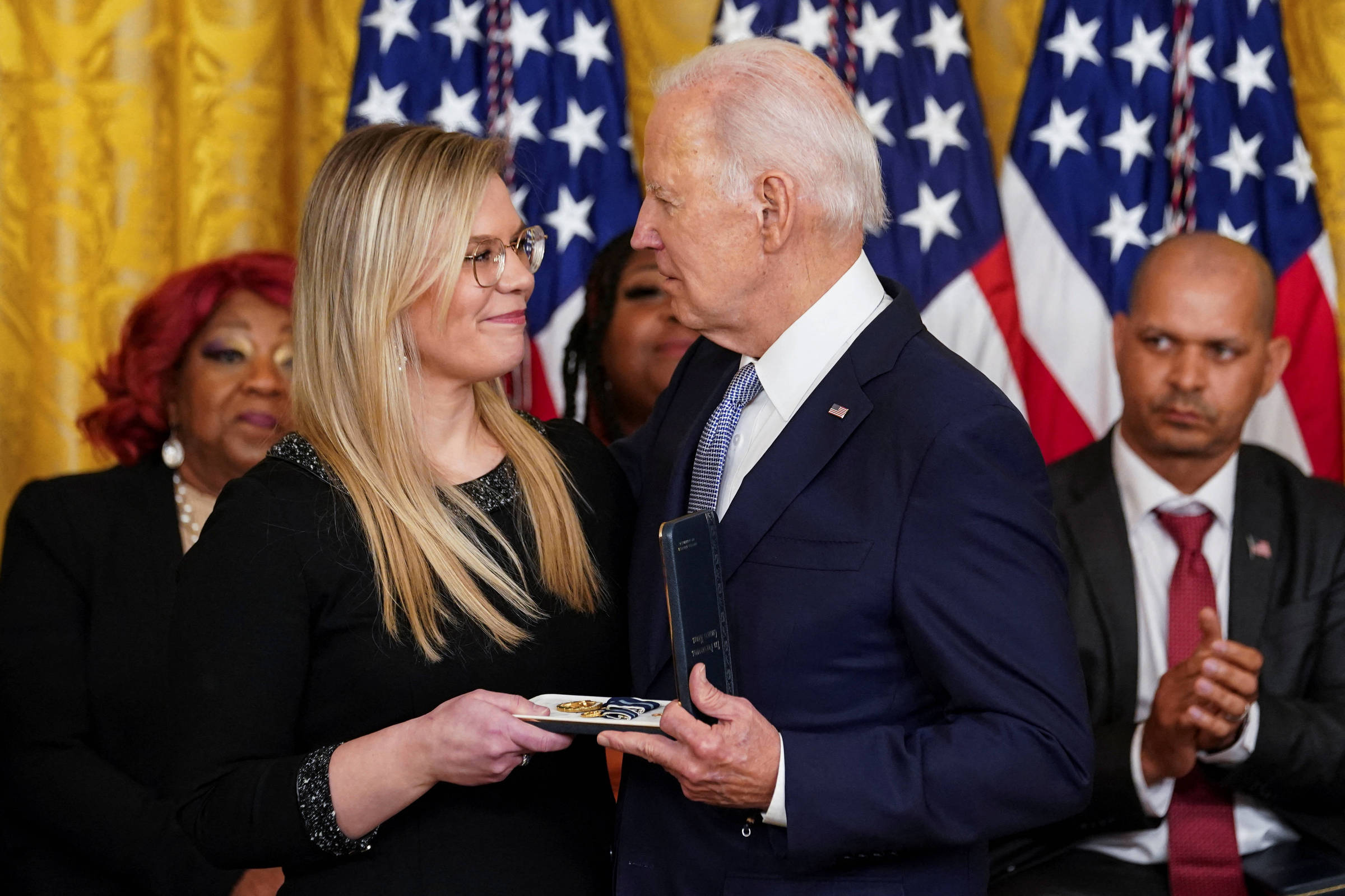 Homem condenado a pagar US$ 500 mil à viúva de policial após tragédia de 6/1 O então presidente dos EUA Joe Biden entrega homenagem póstuma a Erin Smith em nome de seu falecido marido, o policial Jeffrey Smith, no aniversário de dois anos da invasão (Foto: Kevin Lamarque/6.jan.23/Reuters)
