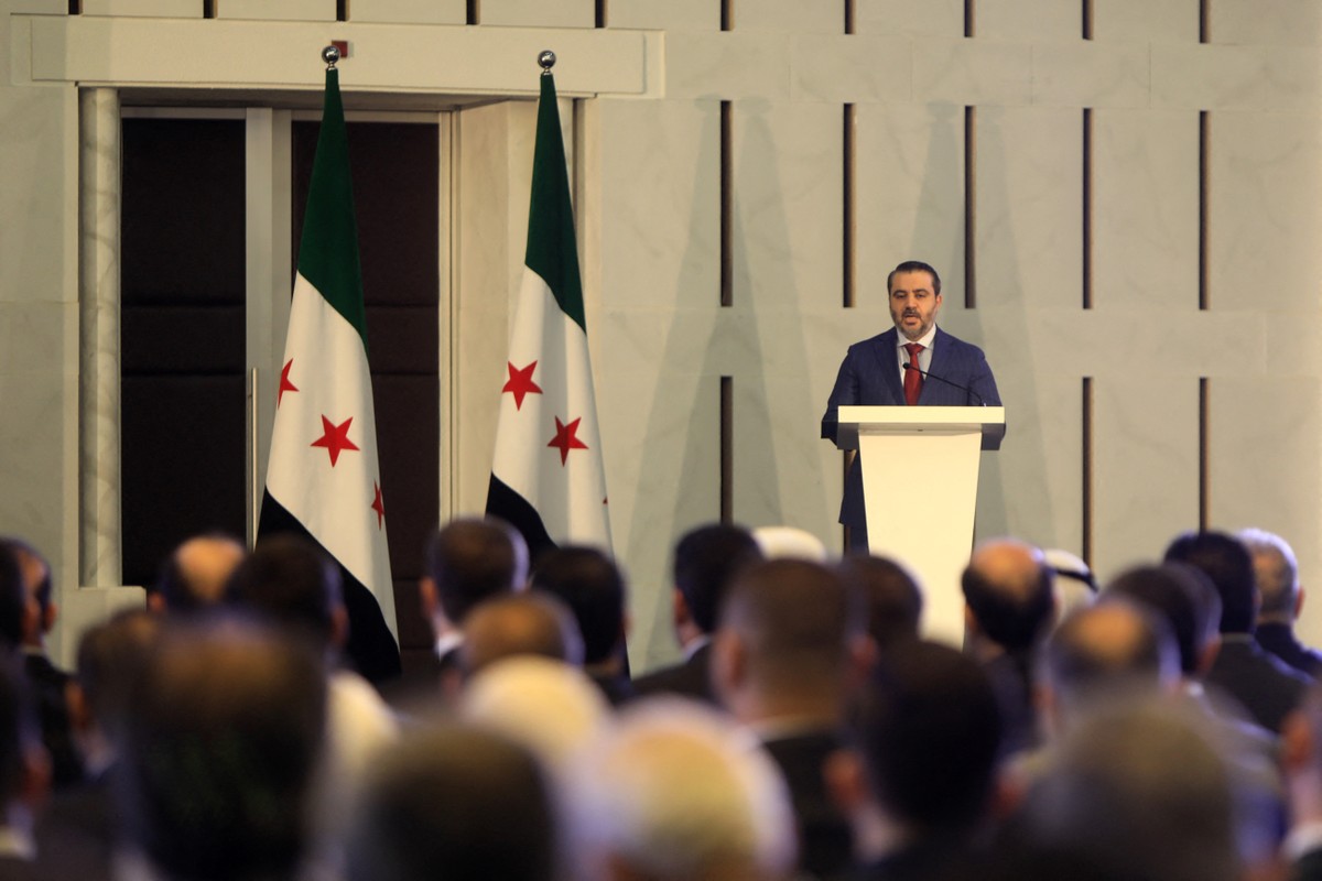 Síria busca parceria com EUA para reestabelecer segurança com Israel Ministro interino das relações exteriores da Síria, Asaad al-Shaibani, discursa em Damasco (Foto: BAKR ALKASEM / AFP)