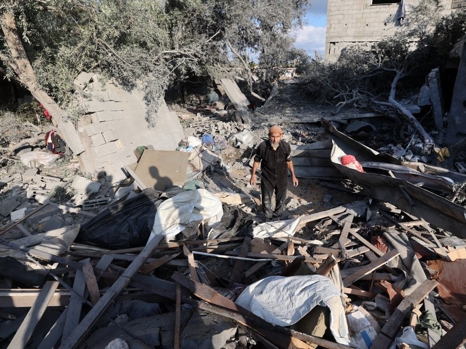 Um homem palestino verifica os danos causados por um ataque israelense noturno que atingiu Nuseirat, no centro da Faixa de Gaza (Foto: Eyad BABA / AFP)