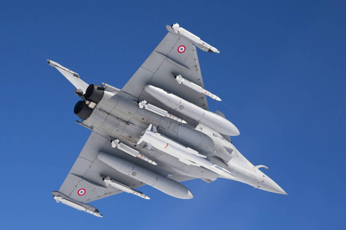 França e Reino Unido firmam acordo para compartilhar controle de armas nucleares Caça Rafale da Força Aérea Francesa armado com míssil de ataque nuclear ASMPA-R (no centro do avião) e modelos ar-ar (Foto: MBDA/Divulgação)