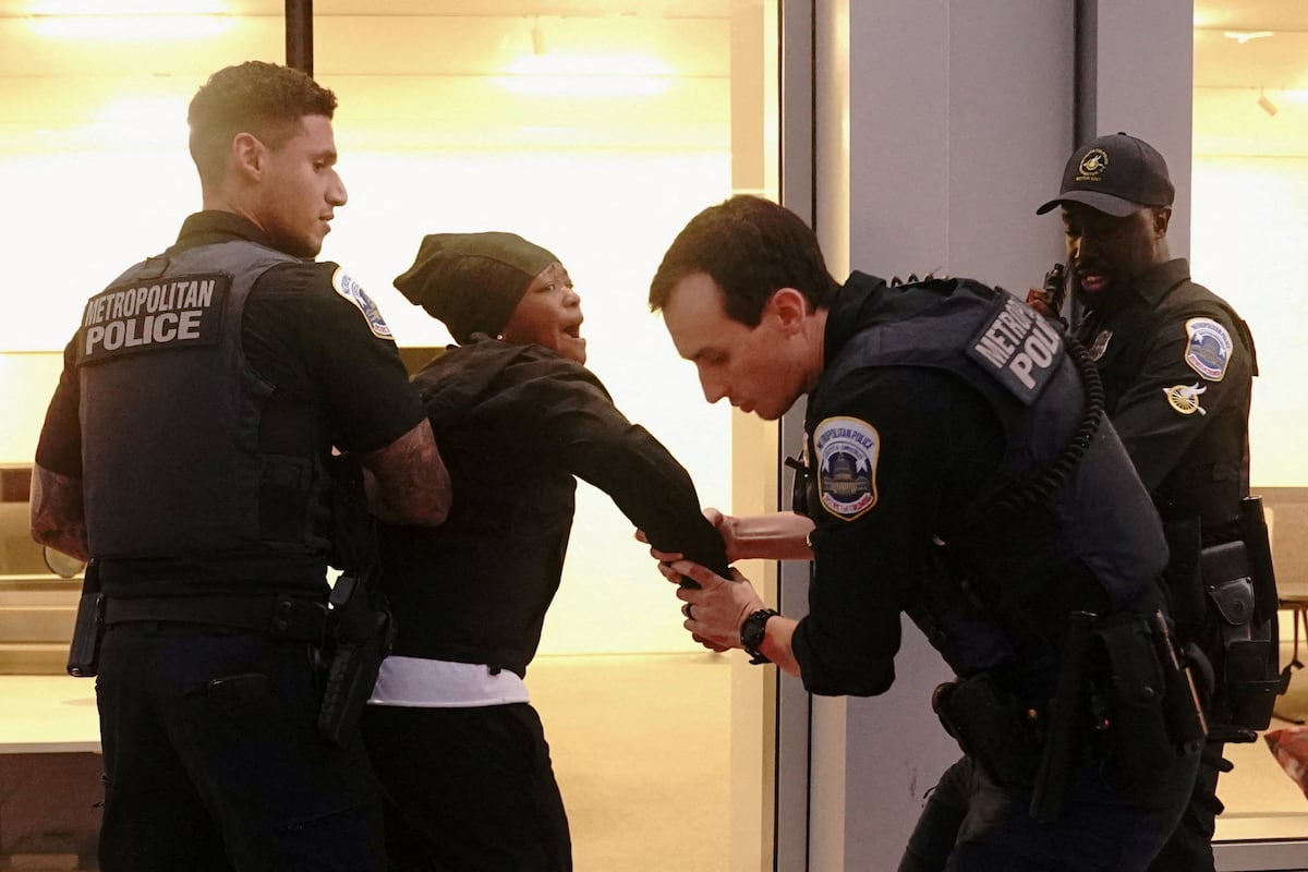 A Polícia Metropolitana de Washington D. C. detém a uma pessoa após um altercado após o anúncio do presidente dos Estados Unidos, Donald Trump, da tomada de controle federal do Departamento de Polícia Metropolitana, nesta quinta-feira. (Foto: Nathan Howard/REUTERS)