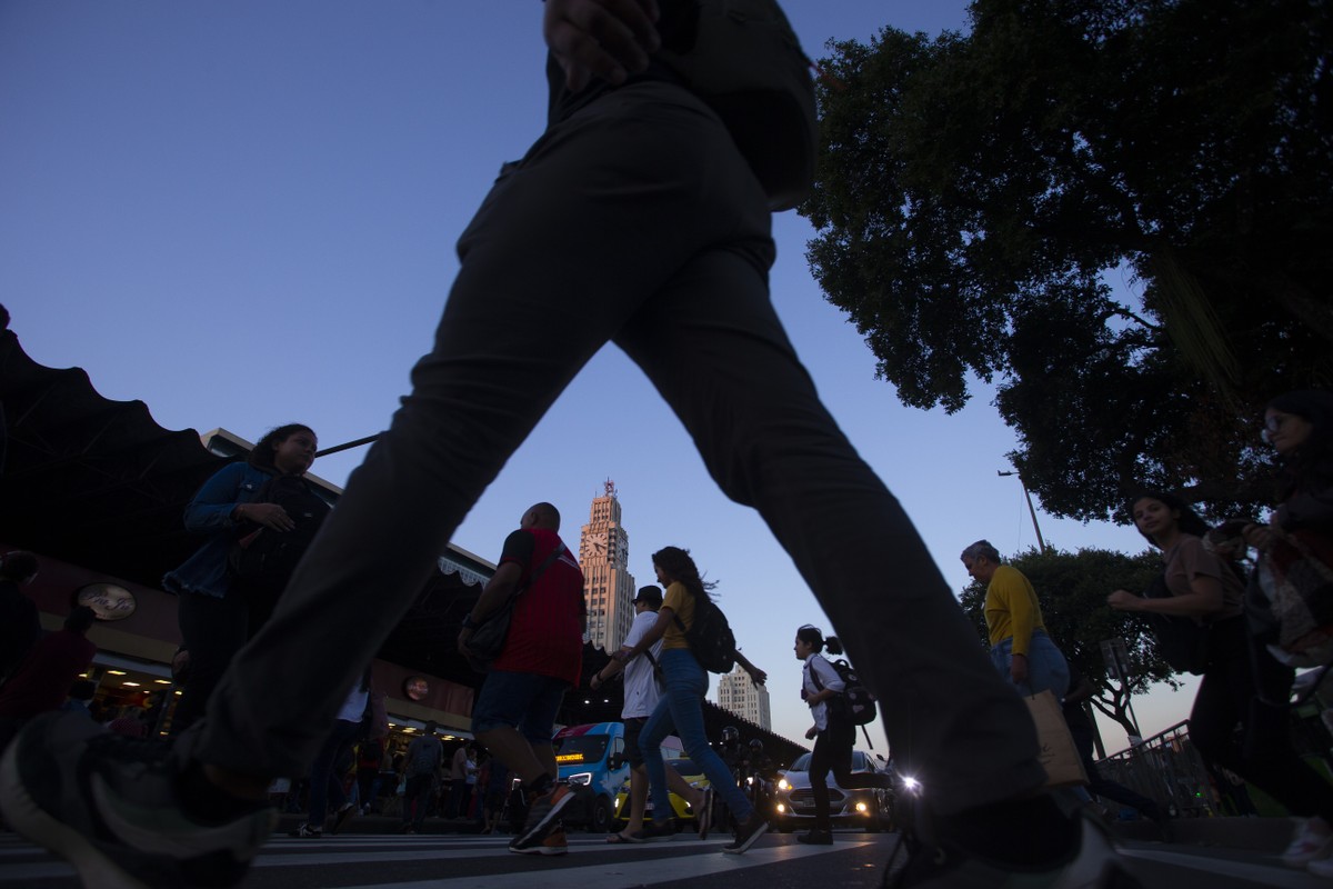 Centro do Rio registra aumento alarmante de roubos de celular em 2023 Pedestres atravessam a Avenida Presidente Vargas, no Centro, bairro do Rio com mais roubos de celular em 2024 (Foto: Domingos Peixoto / Agência O Globo)
