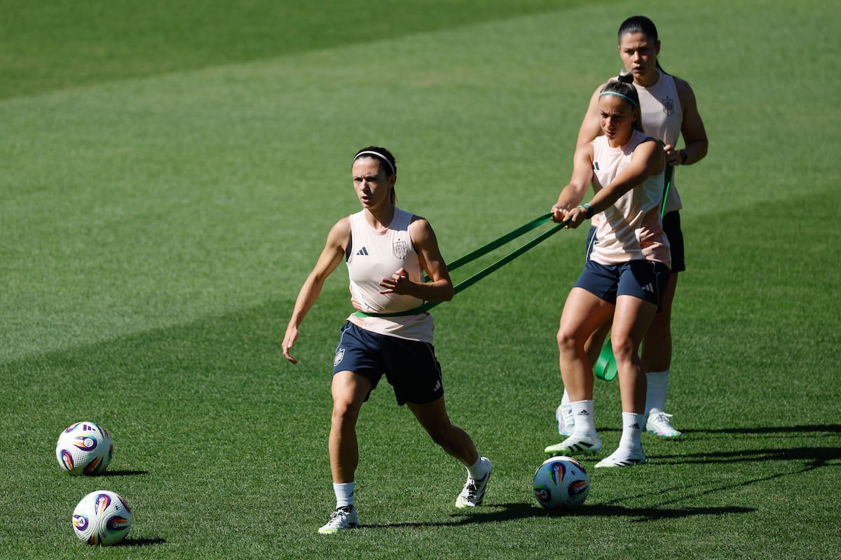 Espanha inicia Eurocopa 2025 como favorita em busca do título inédito A partir da esquerda, Aitana Bonmatí, Athenea del Castillo e María Méndez, ontem no estádio Wankdorf, em Berna, durante o treinamento da seleção. (Foto: Ana Escobar/EFE)