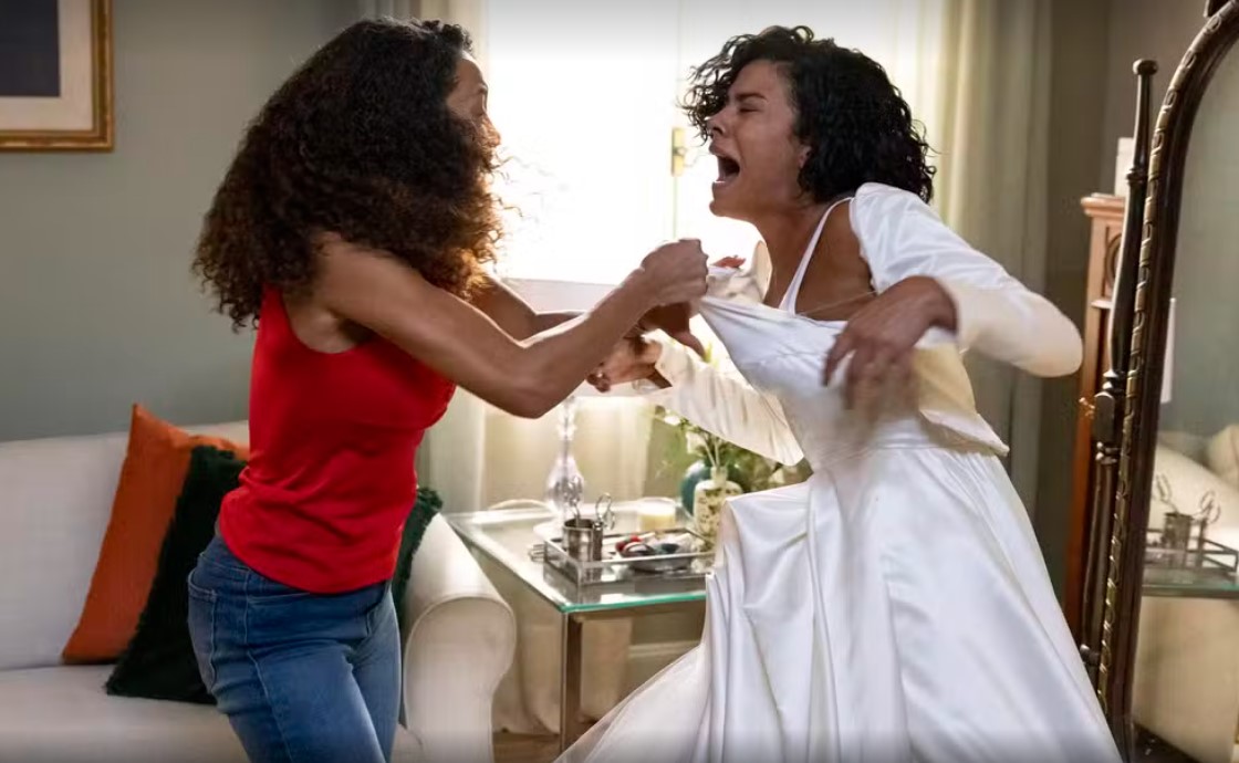 Raquel (Taís Araujo) rasga o vestido de Maria de Fátima (Bella Campos) em Vale Tudo (Foto: Reprodução/TV Globo)