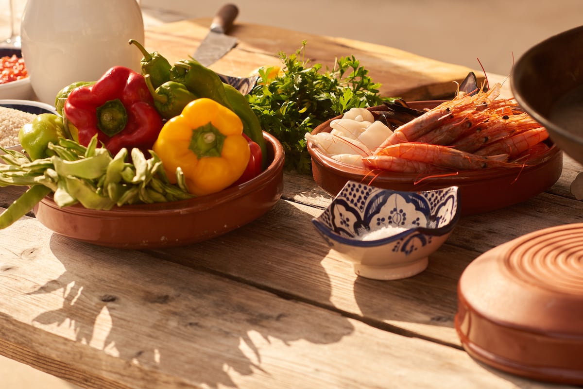 Cozinheiros e não cozinheiros: a realidade da culinária na Espanha Gambas, mexilhões e verduras prontos para cozinhar (Foto: Flashpop/Getty Images)