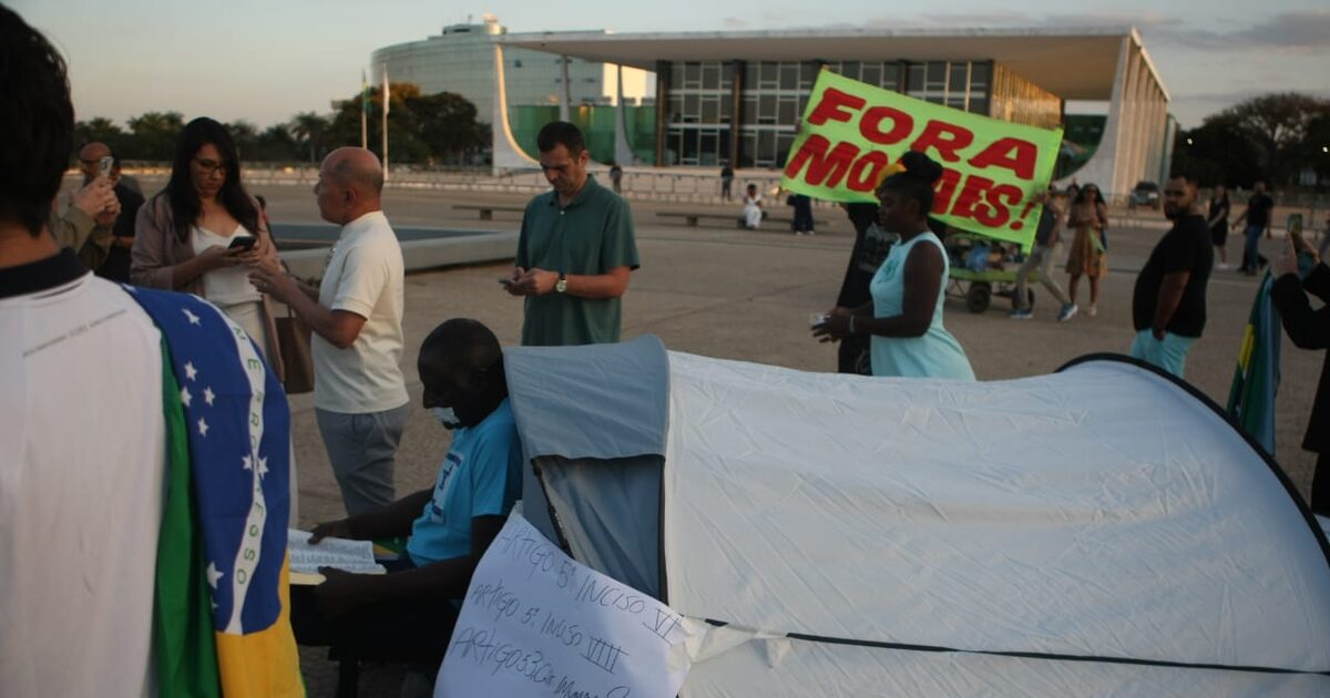 Deputado Hélio Lopes acampado na Praça dos Três Poderes em Brasília (Foto: Rodrigo Silviano / Estadão)
