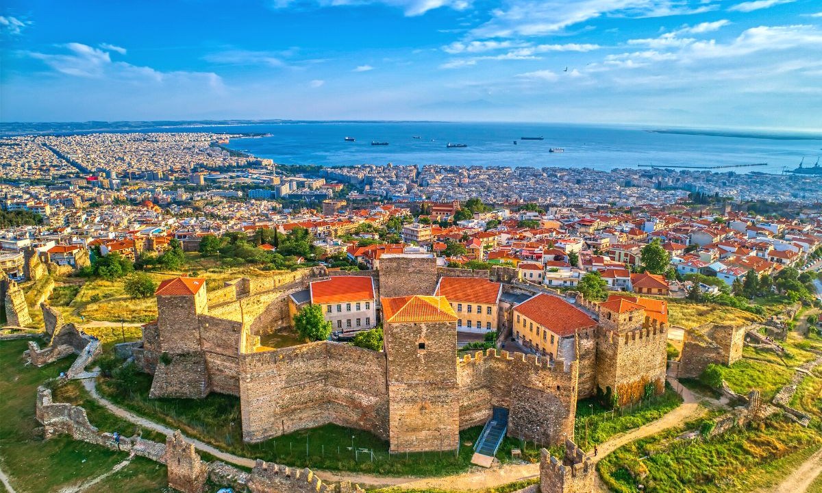 UnB financia viagem à Grécia para servidor discutir ‘direita autoritária’ A Universidade de Brasília vai bancar passagens e estadia de uma semana em Thessaloniki, na Grécia, a um professor que falará numa conferência sobre questões conhecidas da nossa polarização (Foto: Divulgação)