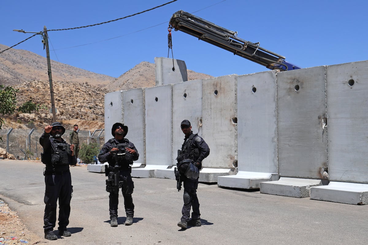 Policiais israelenses, diante do novo muro que está sendo levantado em Majdal Shams, nesta quinta-feira. (Foto: Luis de Vega)