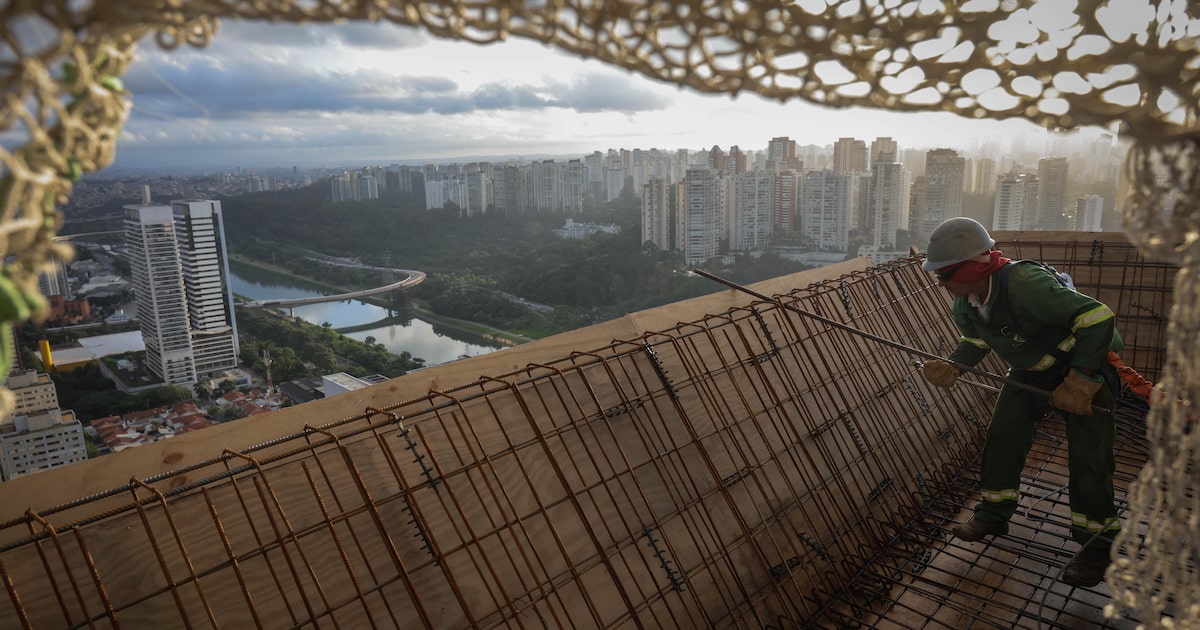 São Paulo inaugura 328 apartamentos novos a cada dia para atender demanda habitacional O skyline da maior cidade brasileira vem sendo transformado por obras como a deste arranha-céu no entorno da Marginal do Pinheiros (Foto: Tiago Queiroz/Estadão)