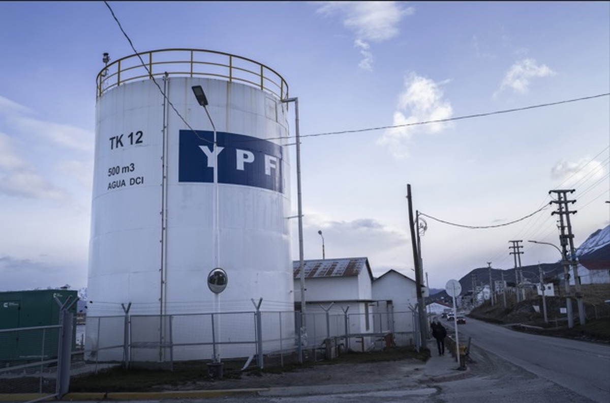 Um terminal de armazenamento da YPF SA em Ushuaia, na Terra do Fogo (Argentina) (Foto: Lujan Agusti/Bloomberg)