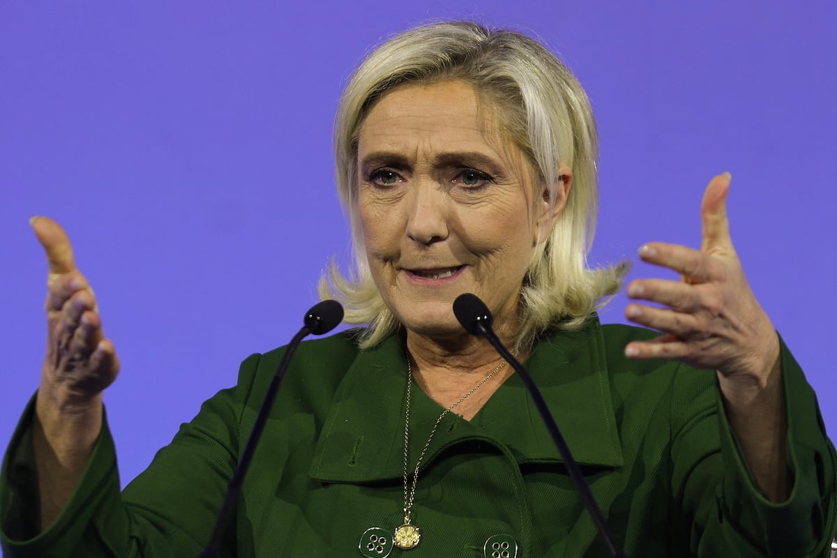 Fiscalia europeia investiga corrupção envolvendo Marine Le Pen novamente A presidenta do RN, Marine Le Pen, durante a inauguração de um ato do já desaparecido grupo ultra europeu Identidade e Democracia (ID) em Lisboa em 2023 (Foto: TIAGO PETINGA/EFE)