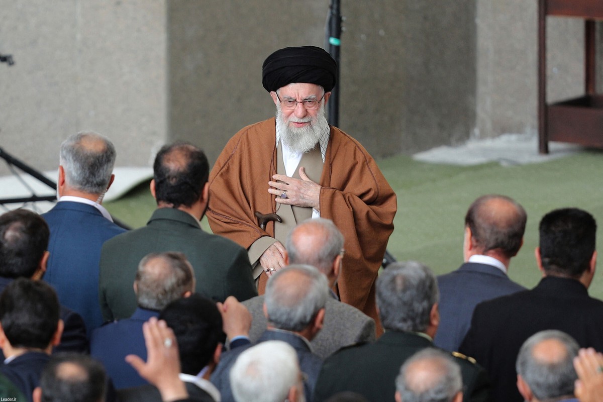 Líder do Irã se esconde em bunker e aponta sucessores temendo assassinato Líder supremo do Irã, Ali Khamenei, cumprimenta público durante orações do Eid al-Fitr em Teerã (Foto: Khamenei.ir/AFP)