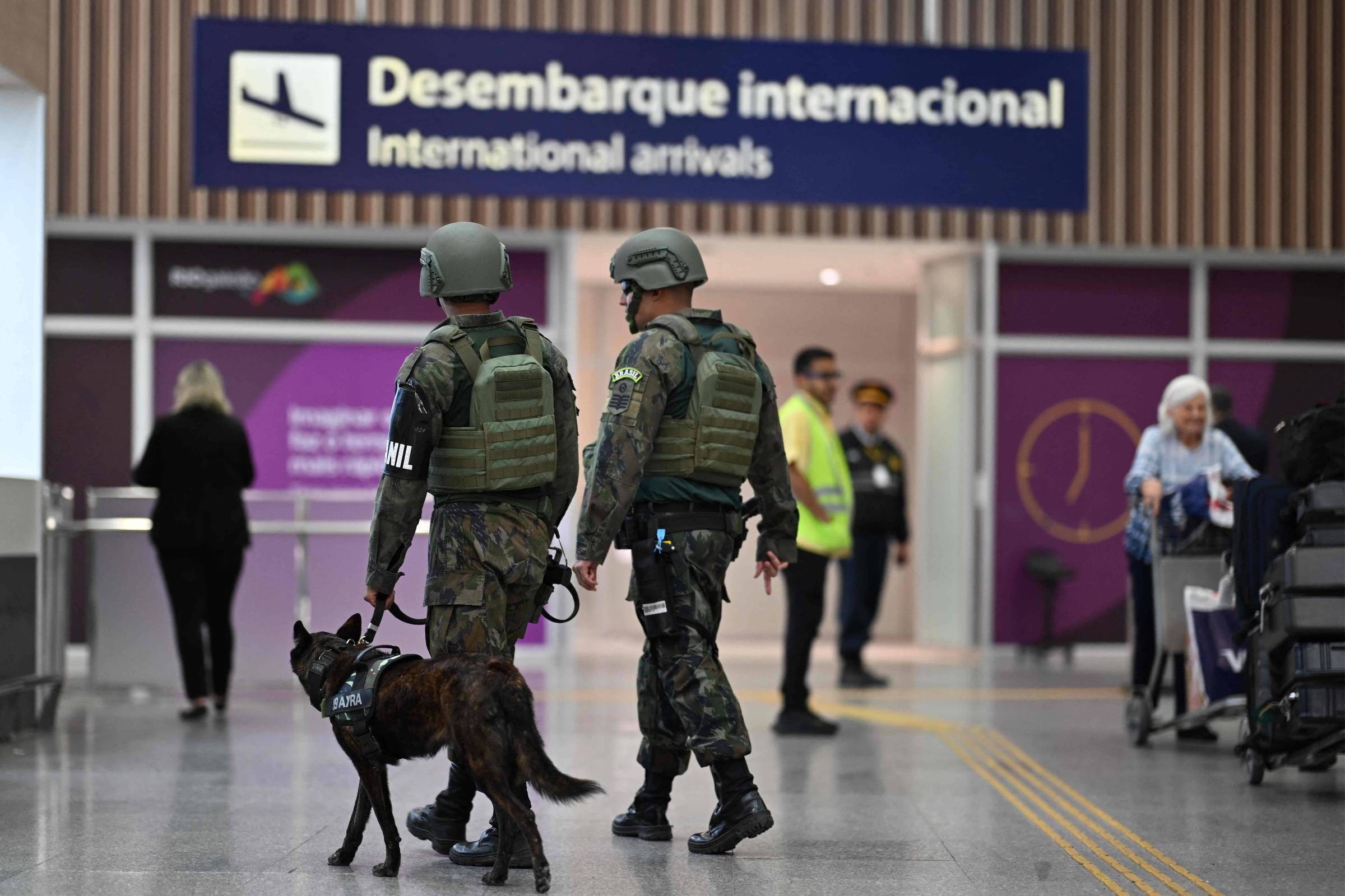 Palestino se recusa a voltar ao Brasil após suposto interrogatório no Galeão Militares patrulham aeroporto internacional do Galeão, no Rio de Janeiro (Foto: Mauro Pimentel - 9.nov.23/AFP)