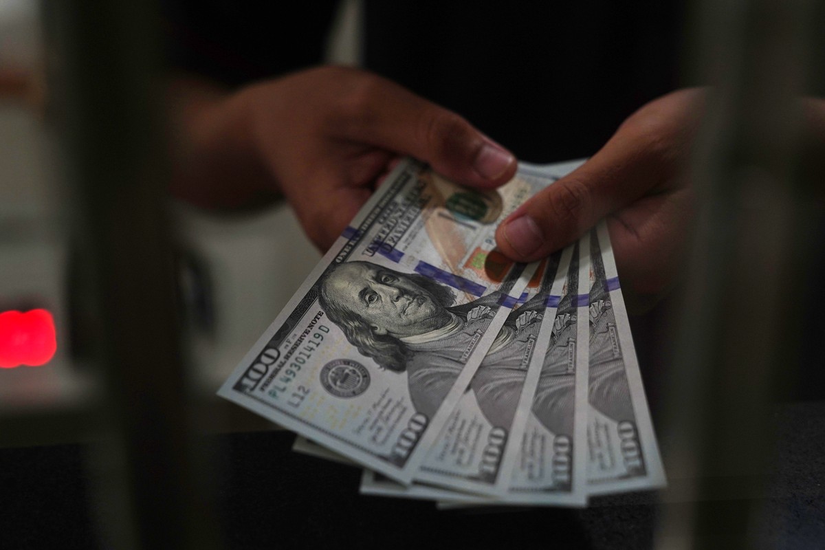 Brasil registra déficit de US$ 2,9 bilhões nas contas externas em maio Notas de dólar (Foto: Dimas Ardian/Bloomberg)