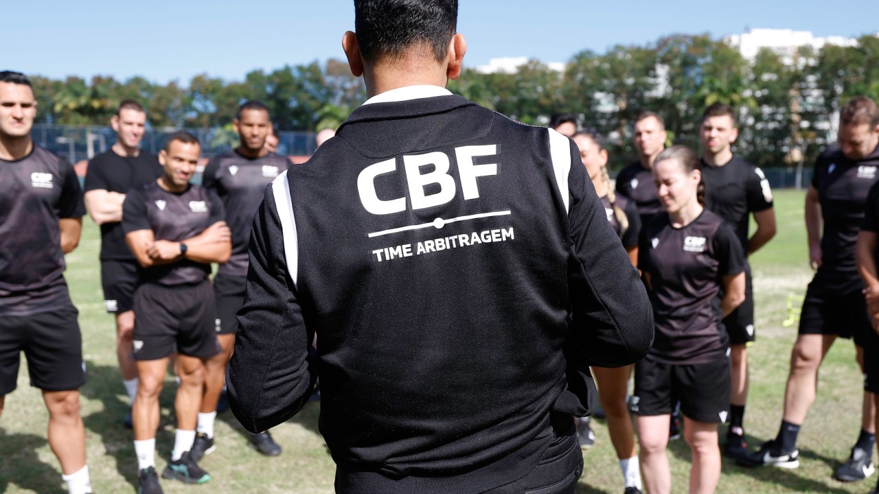 CBF faz sessão de treinamento com árbitras e árbitros brasileiros (Foto: rafaelribeirorio/CBF/Divulgação)