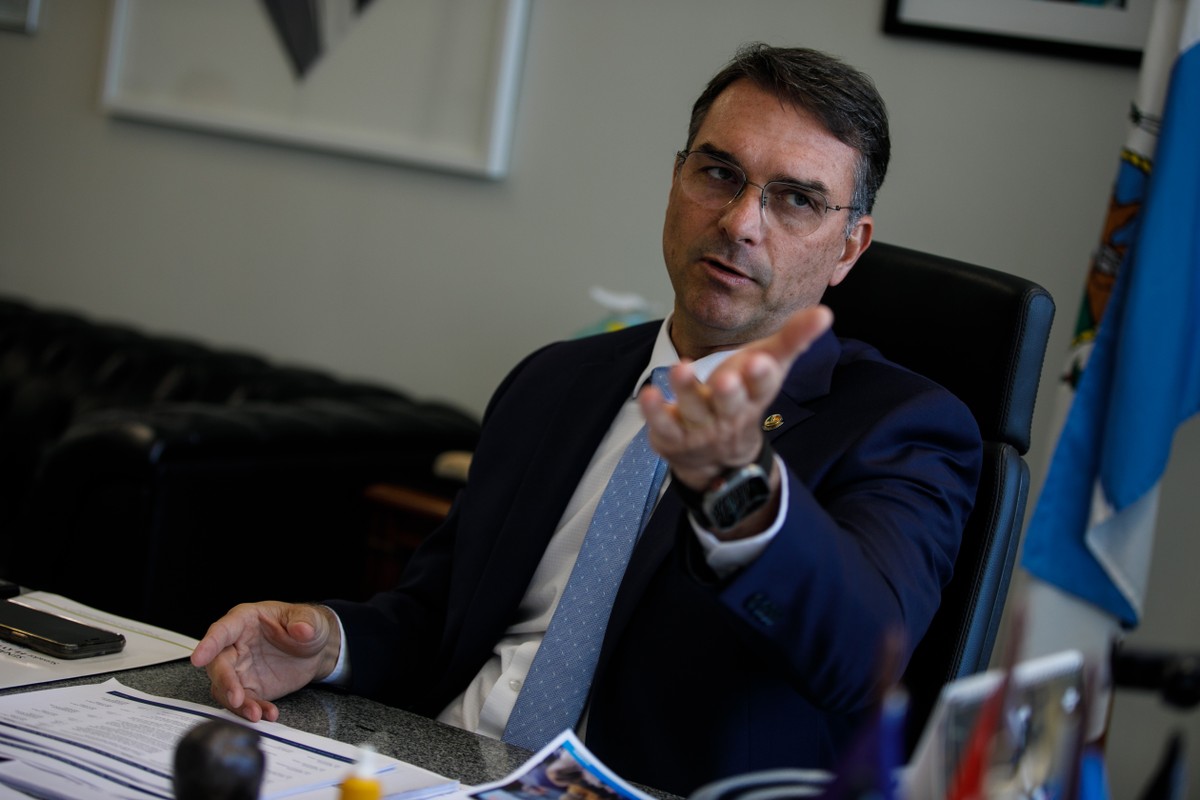 Flávio Bolsonaro em seu gabinete no Senado Federal, em Brasília (Foto: Brenno Carvalho / Agência O Globo)