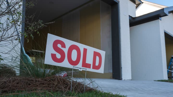 Uma placa de vendido em frente a uma casa em construção na subdivisão Waterways em Gulf Shores, Alabama, EUA, na sexta-feira, 6 de dezembro de 2024. (Foto: Micah Green | Bloomberg | Getty Images)