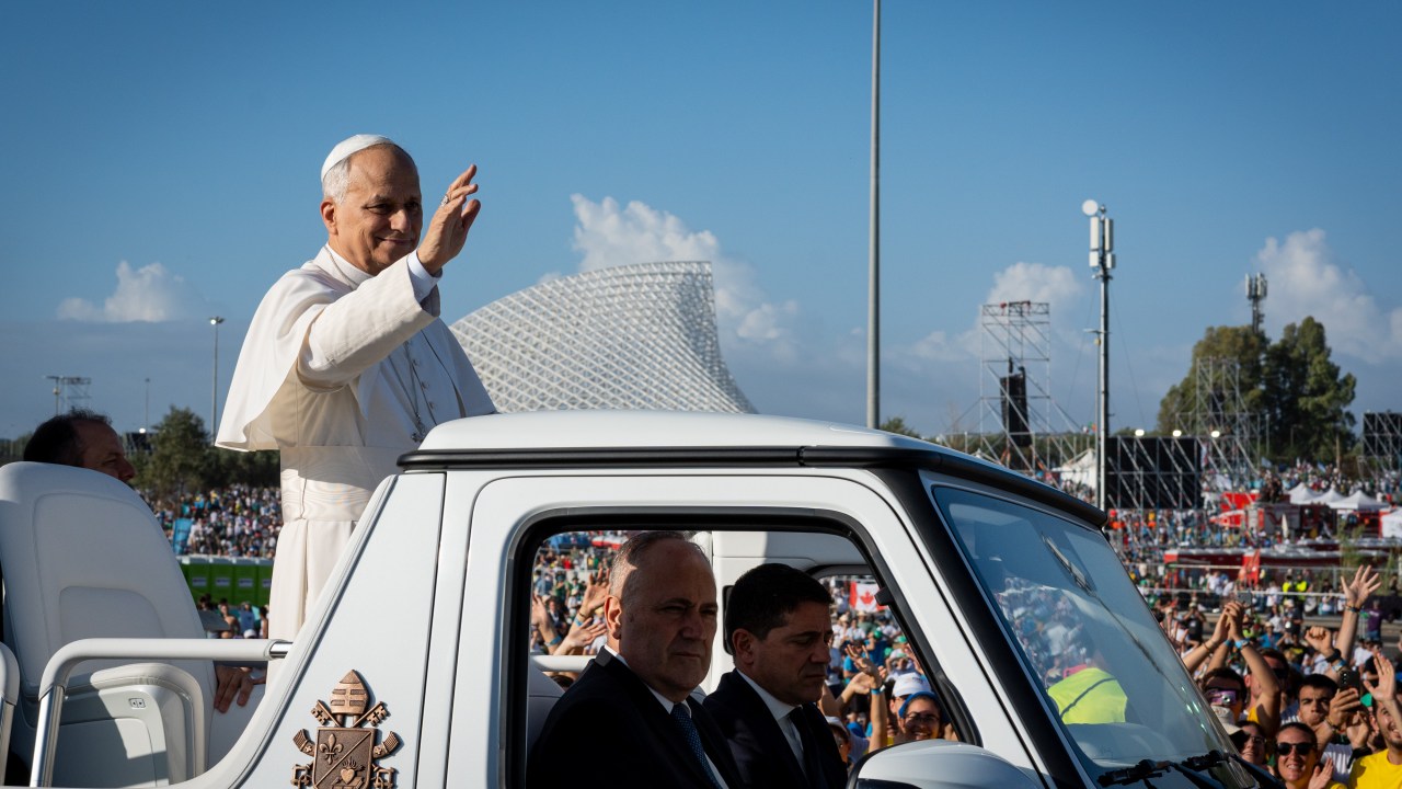 Papa Leão XIV chega para celebrar a missa com os jovens que participam do Jubileu dos Jovens no campo Tor Vergata - 03/08/2025 (Foto: Stefano Costantino/SOPA Images/LightRocket via Getty Images)