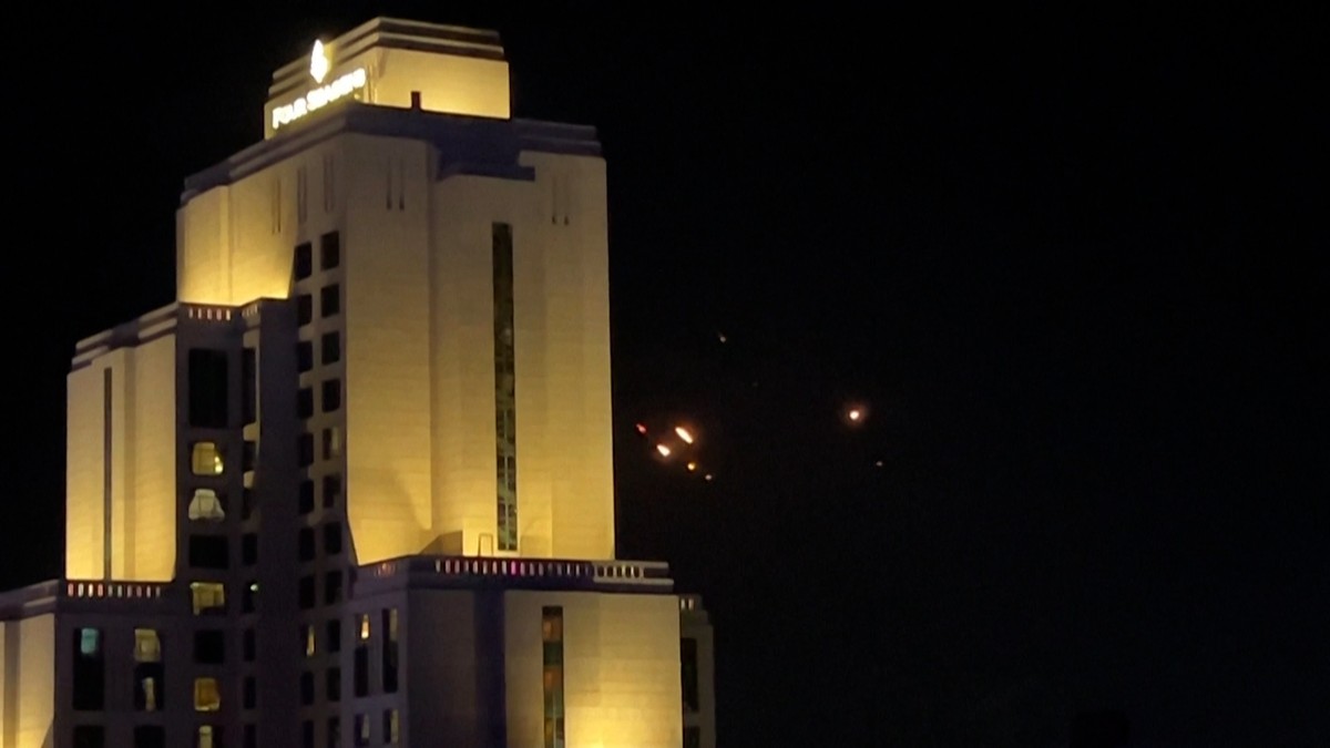 Vídeos mostram ataque do Irã a Tel Aviv, capital israelense; assista (Foto: Reprodução/AFP)