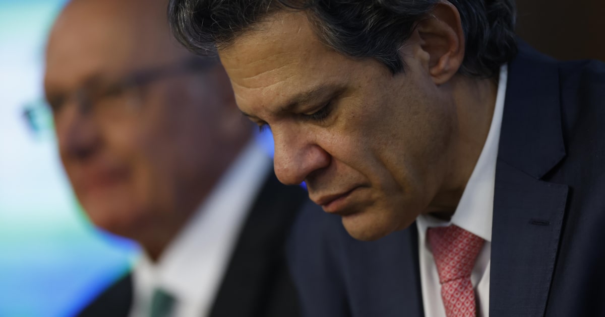 Brasil pode adotar medidas não tarifárias em resposta a tarifas dos EUA, diz Haddad O ministro da Fazenda, Fernando Haddad (à frente), disse que o país tem várias medidas para responder ao tarifaço de Trump, mas que espera haver solução antes de implementar alguma delas (Foto: Wilton Junior/Estadão)