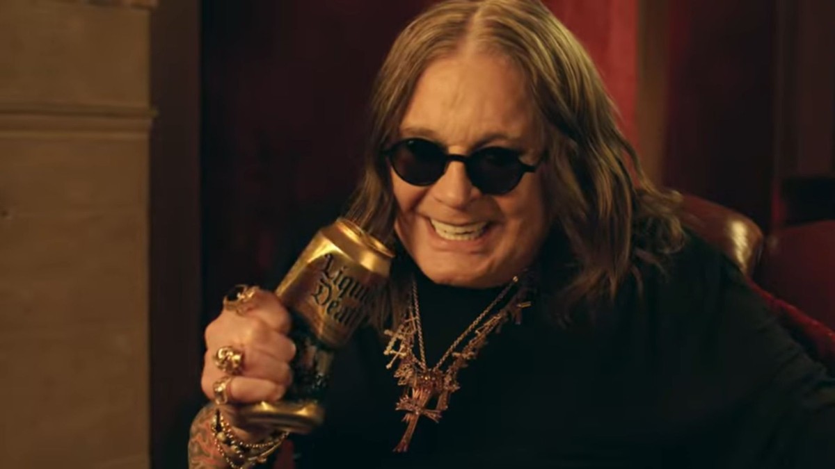 Ozzy Osbourne vende DNA por R$ 2,4 mil para garantir clonagem futura Ozzy Osbourne: pai do heavy metal deixou saliva para ser clonado após a morte (Foto: Reprodução/YouTube - Liquid Death)