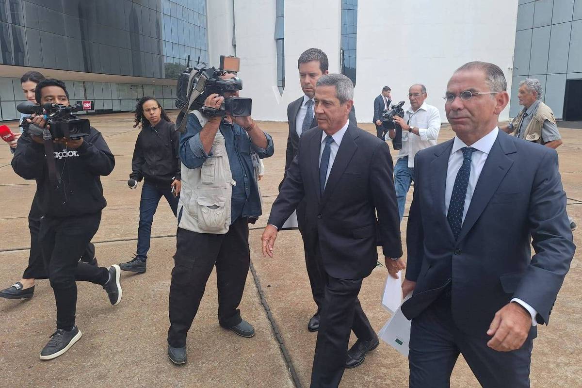 Brasil revela detalhes da acareação que não foi transmitida ao público Braga Netto chega ao STF para acareação com Mauro Cid (Foto: Cézar Feitoza - 24.jun.25/Folhapress)