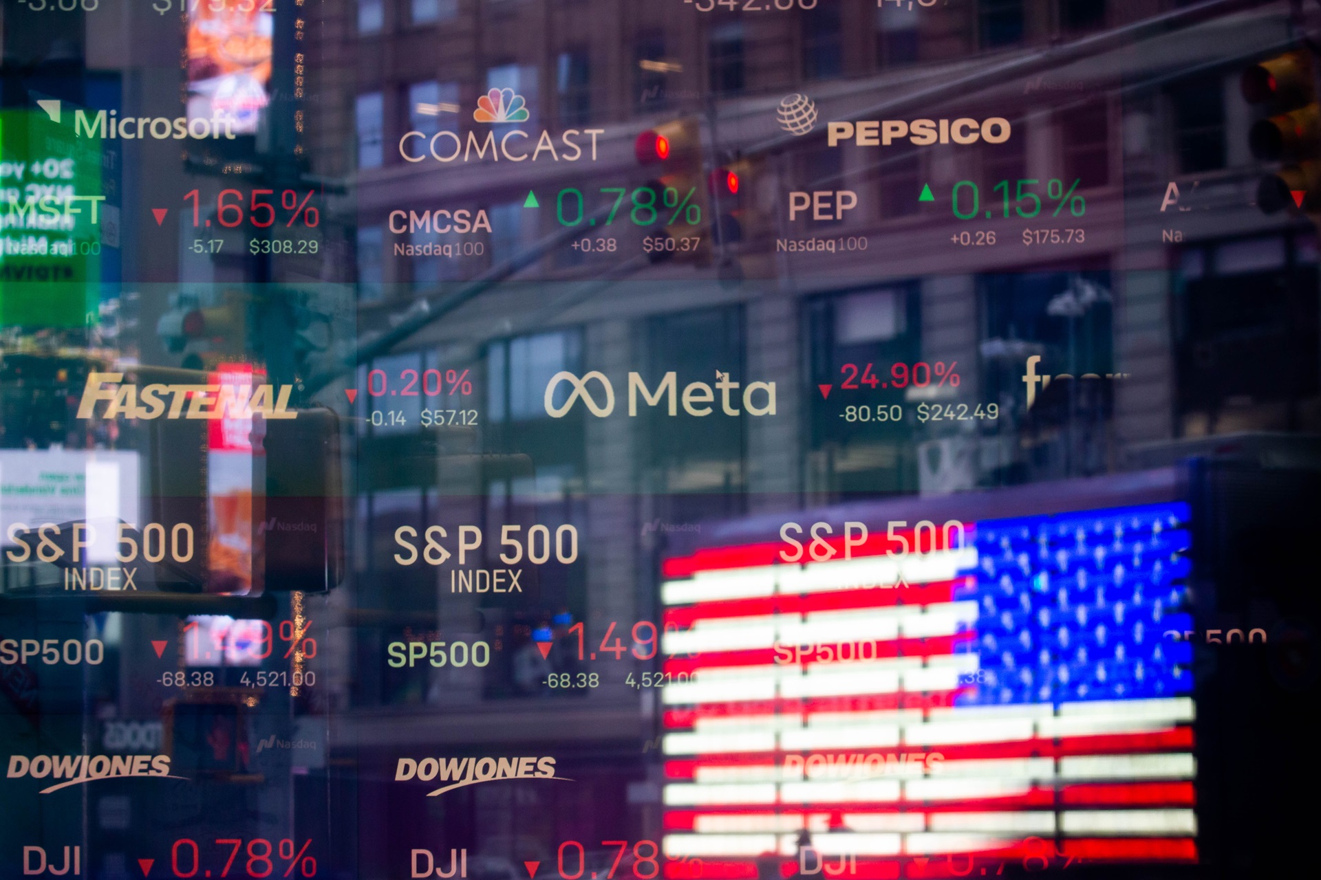 Fundo soberano da Arábia Saudita vende ações de empresas dos EUA em grande volume Informações sobre as ações da Meta no Nasdaq MarketSite em Nova York, EUA, na quinta-feira, 3 de fevereiro de 2022. Grandes lucros do setor de tecnologia provocaram algumas oscilações extremas nos preços das ações nesta temporada, com as expectativas de Wall Street aparentemente desalinhadas com a realidade das empresas. (Foto: Michael Nagle/Bloomberg)