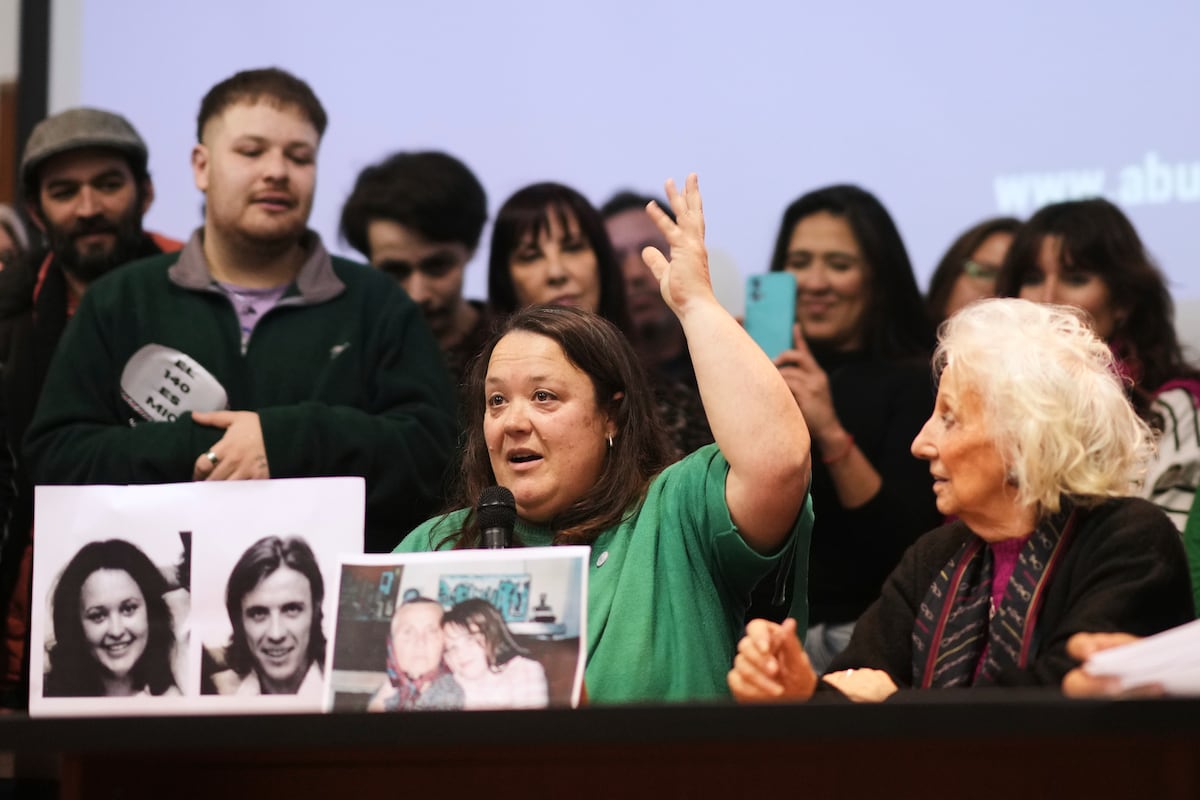Adriana Metz e Estela de Carlotto, presidenta de Abuelas de Plaza de Mayo, este lunes. (Foto: Natacha Pisarenko/AP)