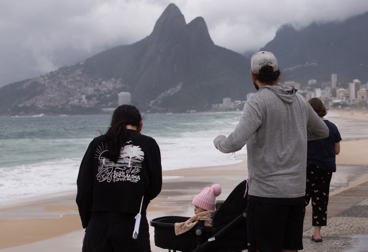 Passeio garantido. Mesmo com a queda na temperatura, família devidamente encasacada faz seu passeio pelo calçadão: previsão para julho é de temperaturas mais baixas, com média mínima de 15°C (Foto: Júlia Aguiar)