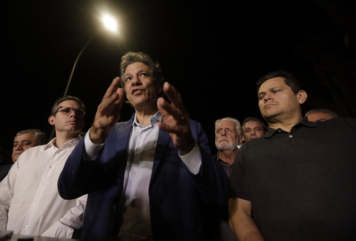 Ministro da Fazenda, Fernando Haddad, fala após reunião, ao lado dos presidentes da Câmara, Hugo Motta, e do Senado, Davi Alcolumbre — Foto: Cristiano Mariz/Agência O Globo