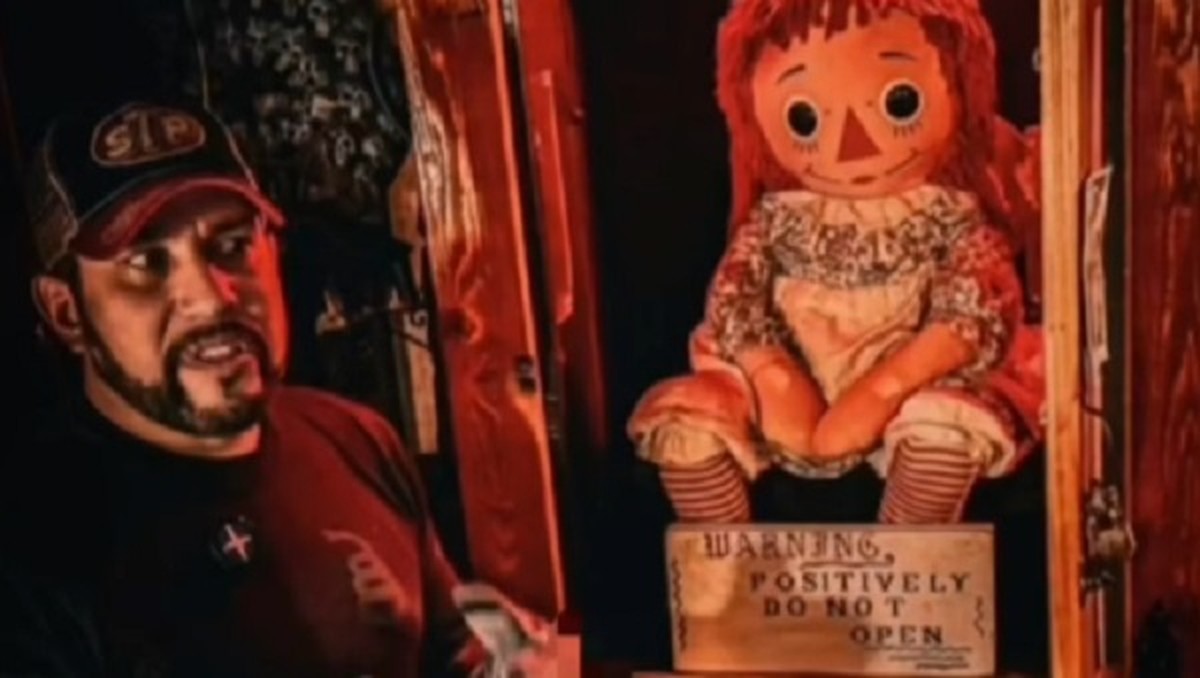 Investigador paranormal falece durante turnê com a boneca Annabelle Dan Rivera fazia turnê com boneca que inspirou o filme 'Annabelle' quando faleceu aos 54 anos (Foto: Reprodução / Instagram)