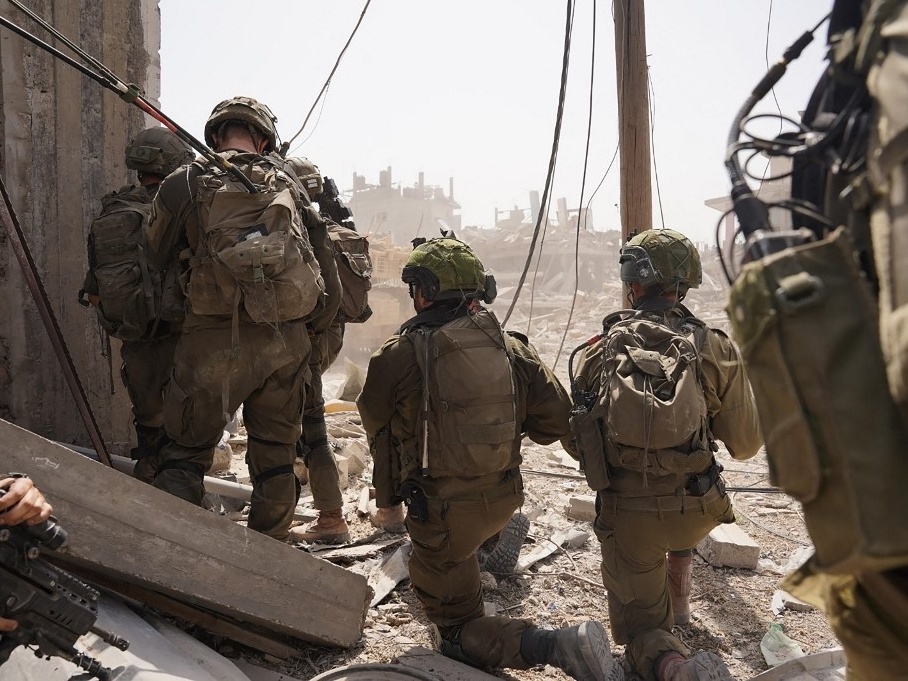 Exército de Israel retoma operações em Gaza após acordo de cessar-fogo com Irã Soldados israelenses durante operação militar na Faixa de Gaza (Foto: Photo by Israeli Army/18.jul.2024-AFP)