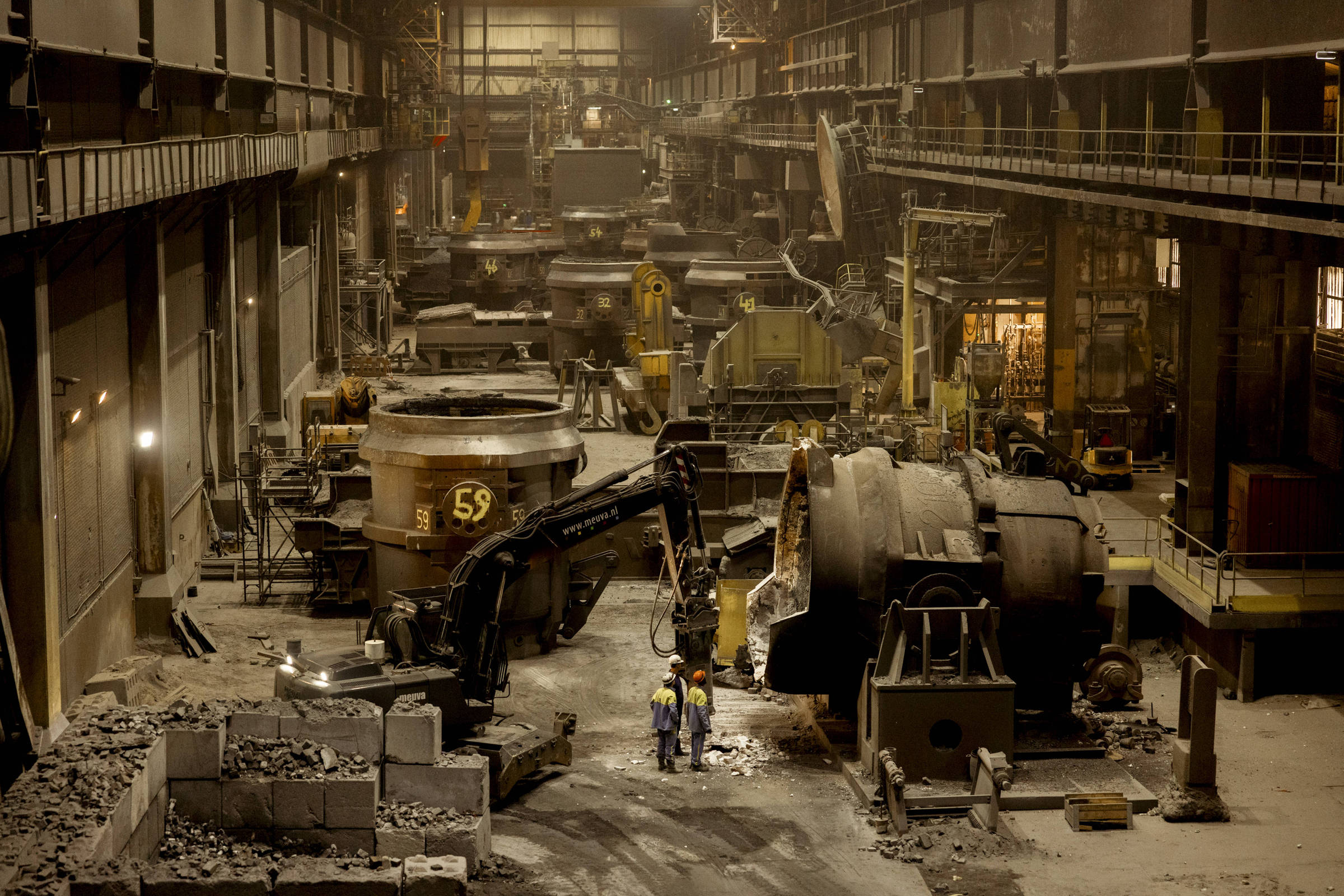 Siderúrgicas globais mantêm produção alta apesar do excesso de aço no mercado O salão de usina da Tata Steel em Ijmuiden, Holanda - Desiré van den Berg - 25.jun.2025 (Foto: The New York Times)