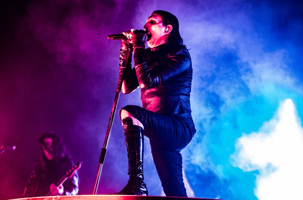 Fãs criticam Marilyn Manson após homenagem polêmica no último show do Black Sabbath Marilyn Manson, o roqueiro em desgraça, foi criticado após um vídeo tributo que gravou para Ozzy Osbourne ser exibido no último show da Sabbath no sábado. (Foto: Reprodução)