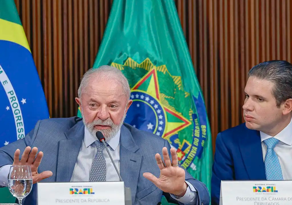 Lula se posiciona como candidato diante da invasão de estrangeiros na bolsa residente da República, Luiz Inácio Lula da Silva, acompanhado do presidente da Câmara dos Deputados, Hugo Motta (Foto: Ricardo Stuckert/PR)