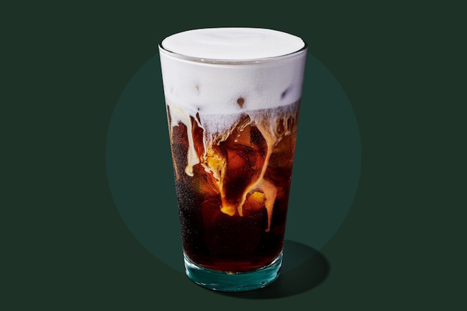 Starbucks lança novo cold foam que também oferece impulso de proteína Starbucks está testando um cold foam de banana com alto teor de proteína (foto). (Foto: Food & Wine / Starbucks)