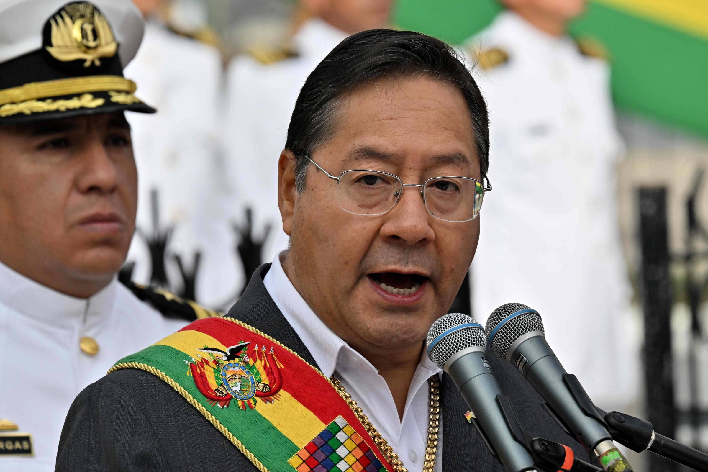 Arce altera comando militar na Bolívia antes das eleições presidenciais decisivas O presidente da Bolívia, Luis Arce, discursa durante a comemoração do 146º aniversário da Batalha de Calama, em maio deste ano (Foto: Aizar Raldes - 13.mai.25/AFP)
