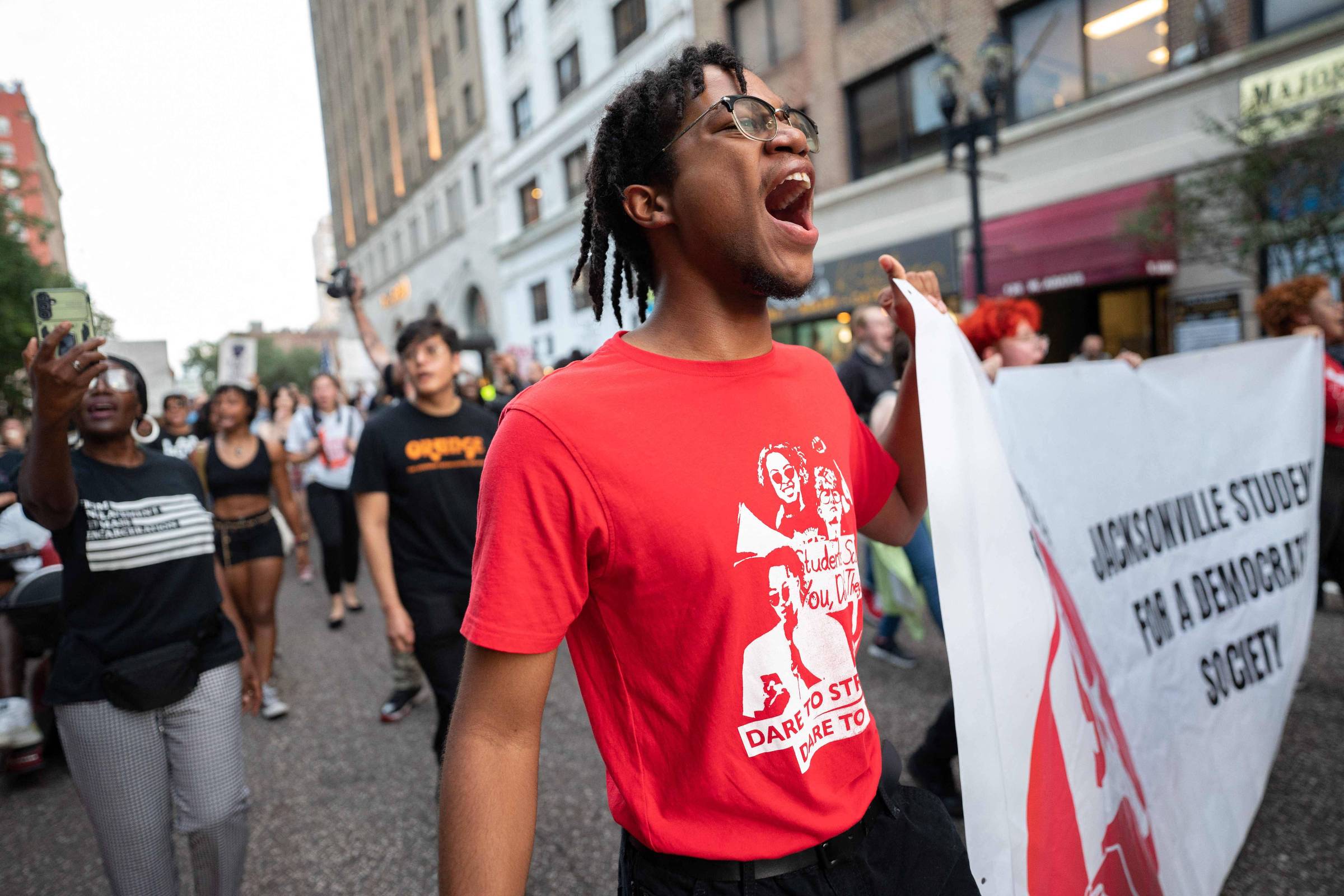 Policiais agredem motorista negro por farol apagado em vídeo que viraliza nos EUA Manifestantes protestam contra uma marcha de supremacistas brancos em Jacksonville, nos EUA, em 2023 (Foto: Sean Rayford - 28.ago.23/AFP)