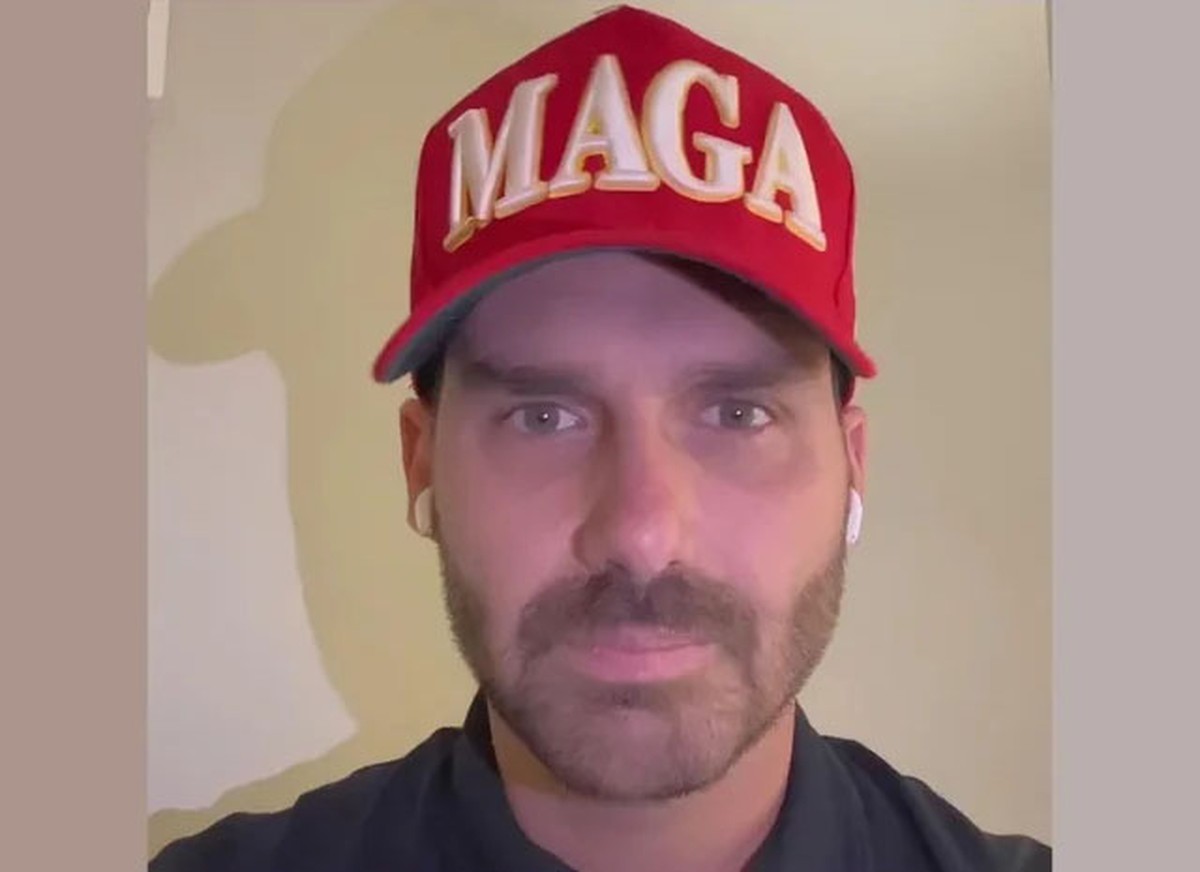 Deputada solicita investigação da PGR sobre atos de Eduardo Bolsonaro após tarifaço Deputado licenciado Eduardo Bolsonaro e seu boné 'Make America Great Again' (Foto: Reprodução)