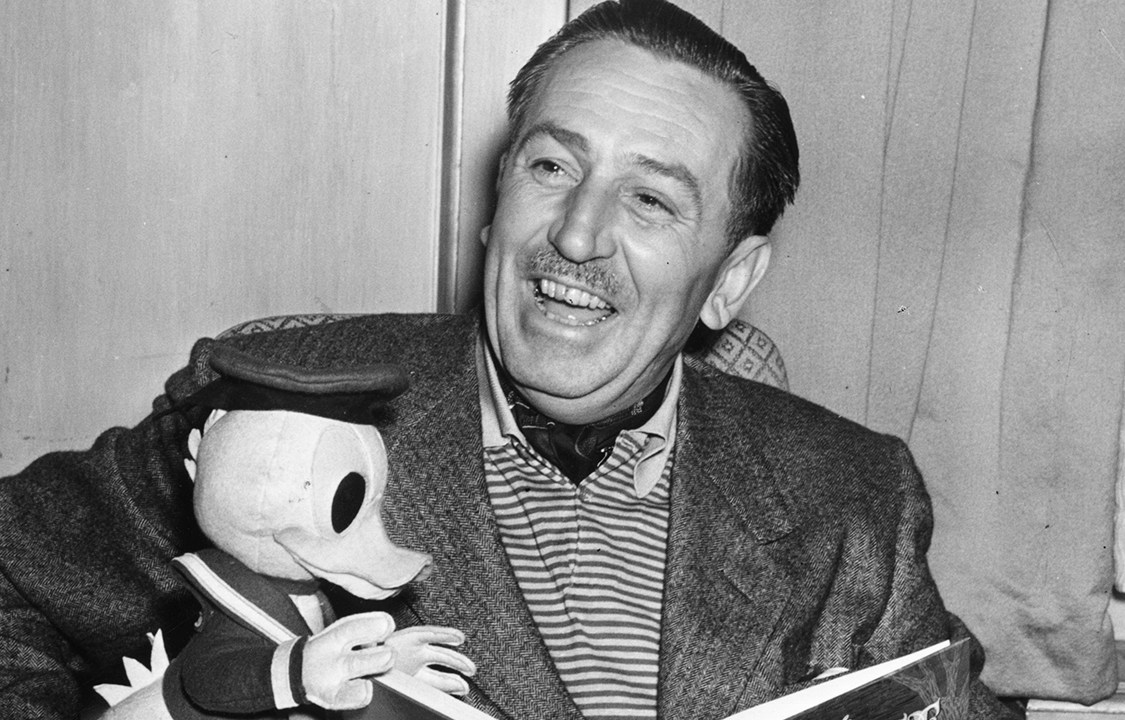 Walt Disney e uma de suas criações, o Pato Donald, em Londres, 1951 (Foto: Edward G. Malindine/Topical Press Agency/Getty Images)