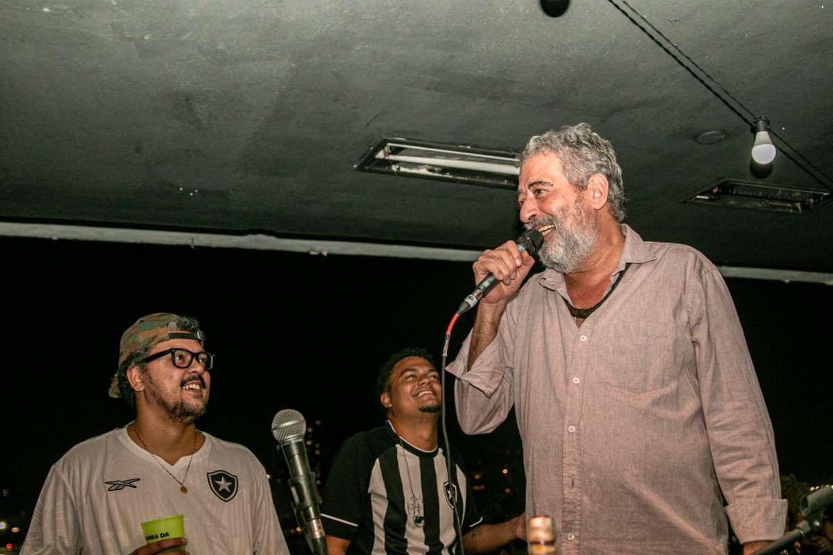 Rodas de samba voltam a animar o Clube Guanabara com time de primeira Douglas Lemos, de branco, Hugo Ojuara e Didu Nogueira (Foto: Divulgação)