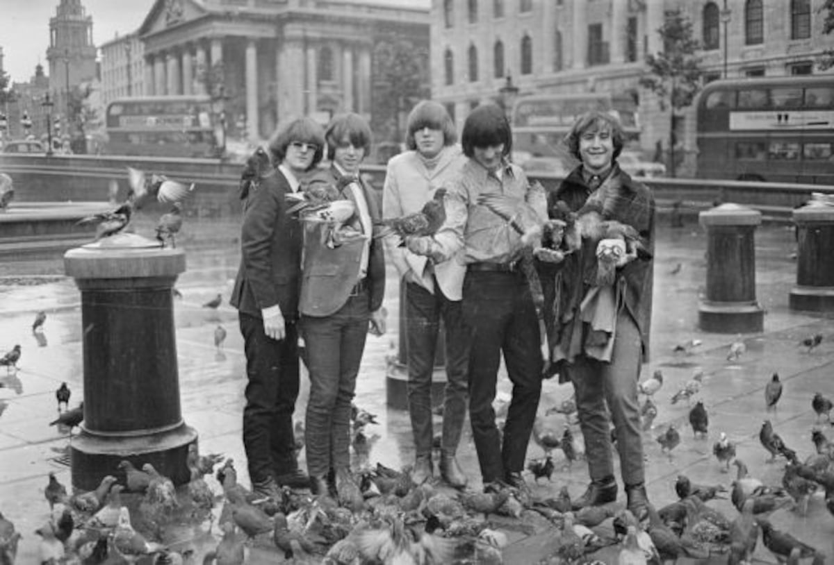 Música envolvente traz guitarras cristalinas e vozes emocionantes ao palco O grupo The Byrds em Trafalgar Square (Londres), em 1965. (Foto: Victor Blackman/Getty Images)