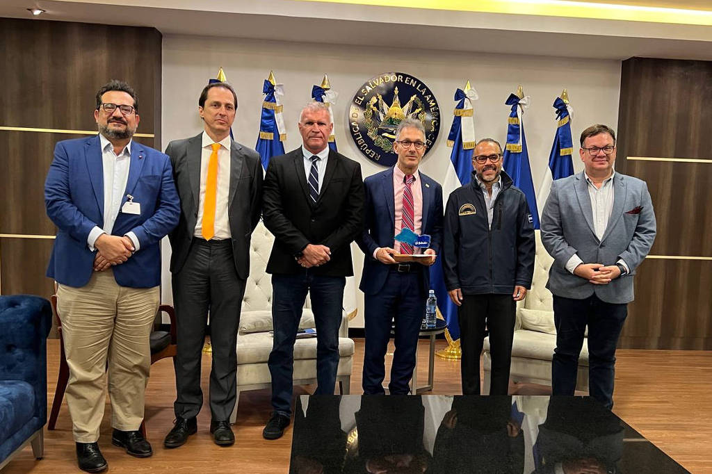 Viagem de Zema a El Salvador gera despesa de R$ 197 mil para Minas Gerais Romeu Zema em encontro com o presidente da Assembleia Legislativa de El Salvador, Ernesto Castro; ao lado direito do governador, estão os secretários da Segurança Pública, da Comunicação e o superintendente de relações nacionais e internacionais da Secretaria de Casa Civil (Foto: Aluísio Eduardo/Divulgação Governo MG)