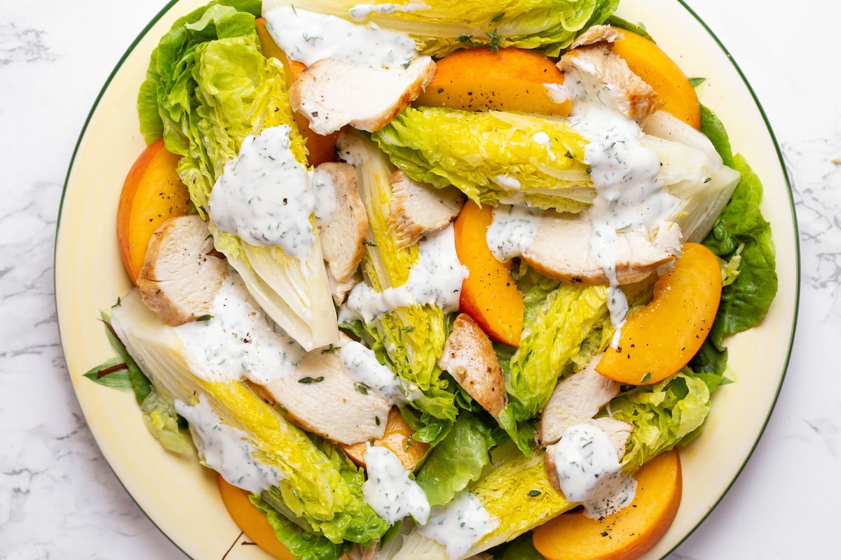 El Comidista apresenta ensalada de pollo com pasta e molho de berenjenas no menu semanal A salsa dá o toque (Foto: Julia Laich)