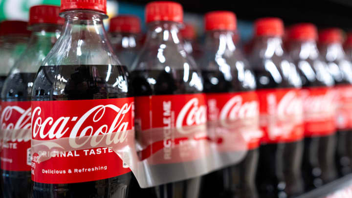 Refrigerantes Coca-Cola são oferecidos à venda em um supermercado em 11 de dezembro de 2024 em Chicago, Illinois. (Foto: Scott Olson | Getty Images)