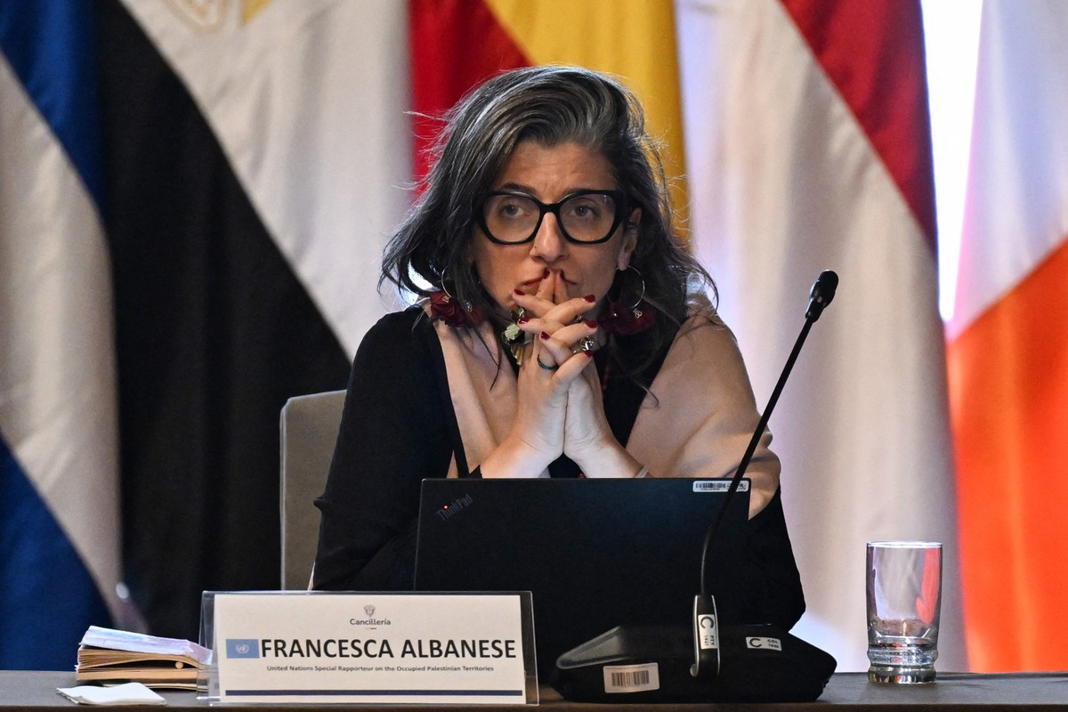 Francesca Albanese, Relatora Especial das Nações Unidas para a Situação dos Direitos Humanos nos Territórios Palestinos, discursa durante uma conferência de emergência do Grupo de Haia, no Palácio de San Carlos, em Bogotá (Foto: Luis ACOSTA/AFP)